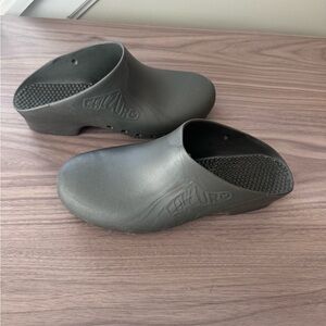 Calzuro Gray Women's Clogs